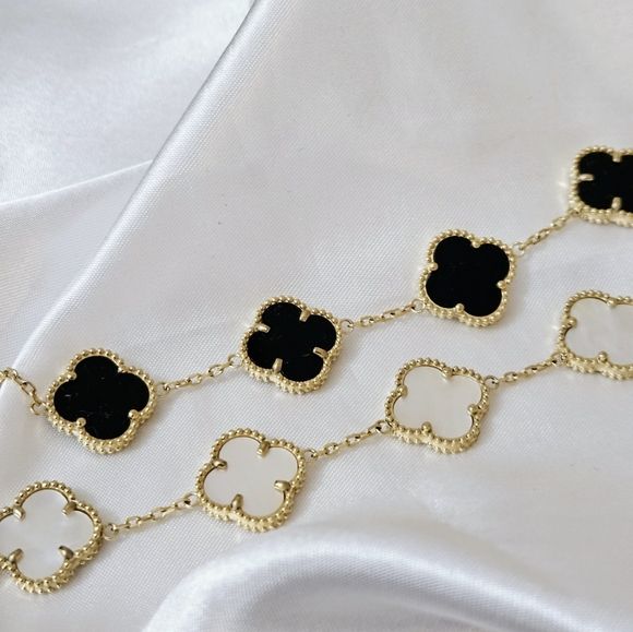 2 Clover Bracelets (White + Black)