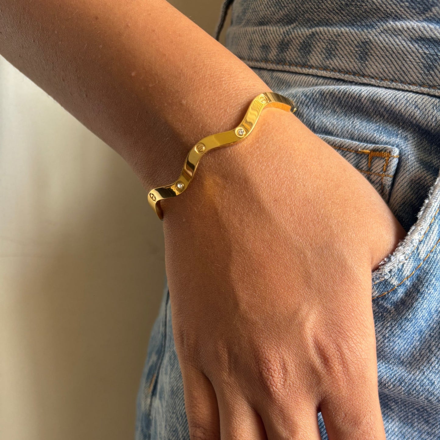 One Gap Stone Wave Handcuff - Stainless Steel